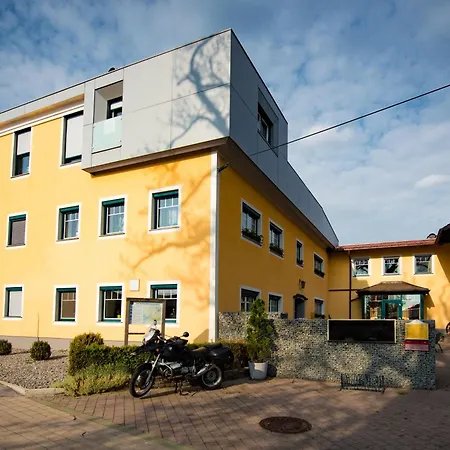 ホテル Wirt Weissau